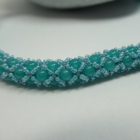 Netted Uranium glass bead necklace - Picture 6 of 12